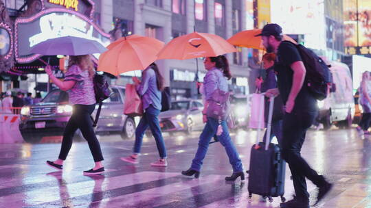 雨中穿梭繁忙街道的人群视频素材模板下载