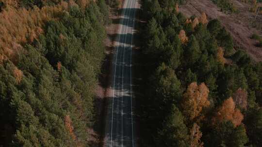 航拍道路和移动汽车