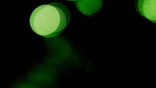 黑色背景下绿色地圆圈灯光