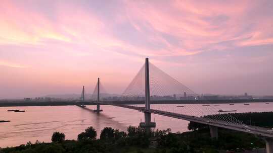南京江心洲长江大桥和长江的晚霞风光