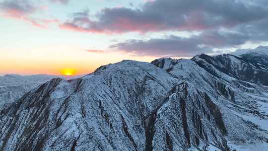 震撼太阳日落的雪山泛着金光