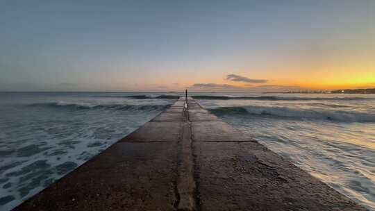 海上长堤尽头的唯美黄昏海景