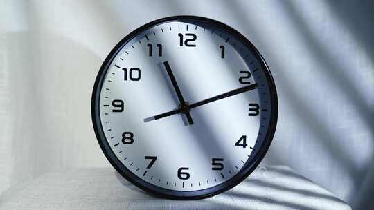 室内光影下的时钟特写