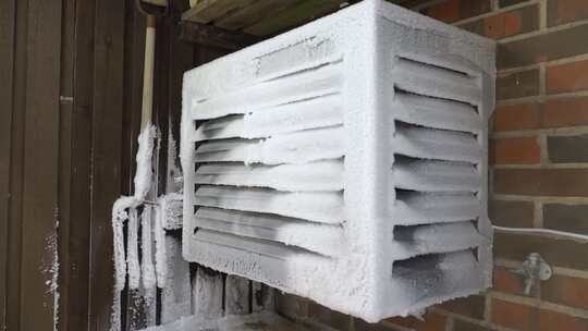 冰雪覆盖的空气源热泵室外机组