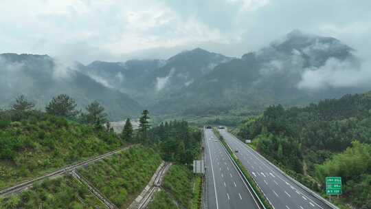 森林公路航拍雨后森林高速公路树林云雾风景