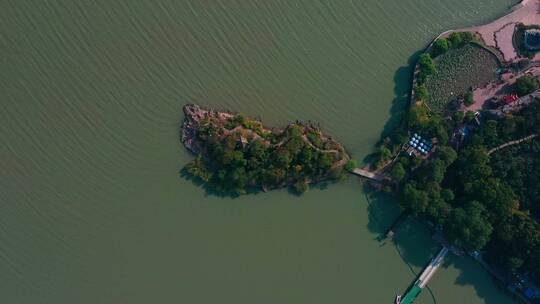 航拍太湖上的小岛