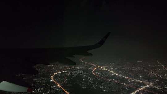 飞机上俯瞰城市夜景的景象