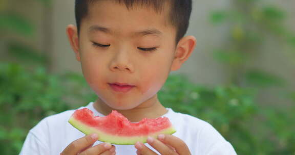 夏天儿童农院吃西瓜