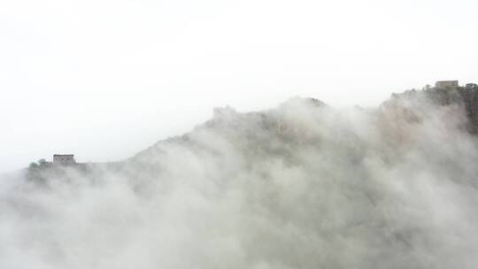 长城雨后云海翻滚震撼大气