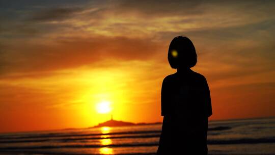 短发女孩海边看日出日落海岛夕阳黄昏大海水