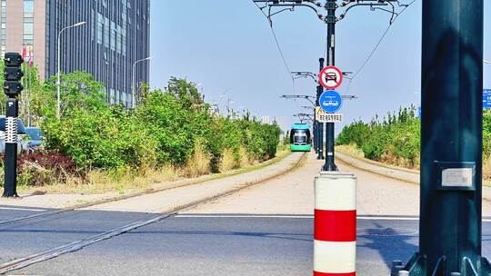 北京春天的城市地铁列车