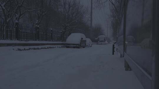 大雪天气城市夜景夜晚街道车辆行驶景象