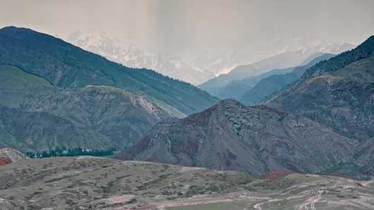 新疆天山山脉托木尔峰