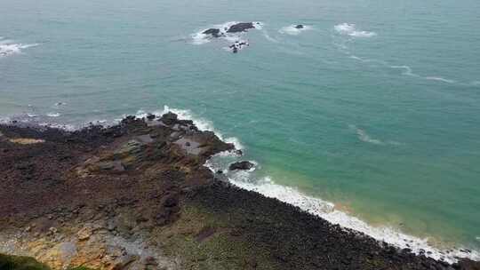 福建平潭岛海岸线礁石海浪空镜