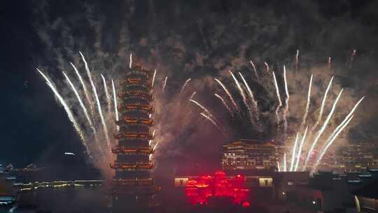 古塔上空绚烂烟花绽放的夜景 芜湖鸠兹古镇