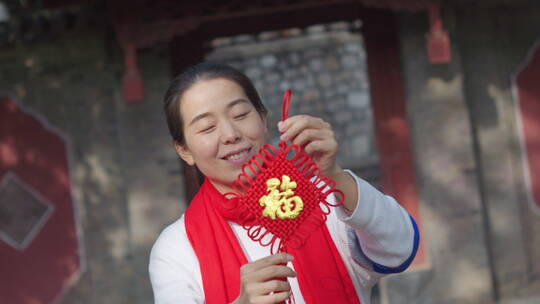 亚洲中国人女性女人过年贴春联贴福字