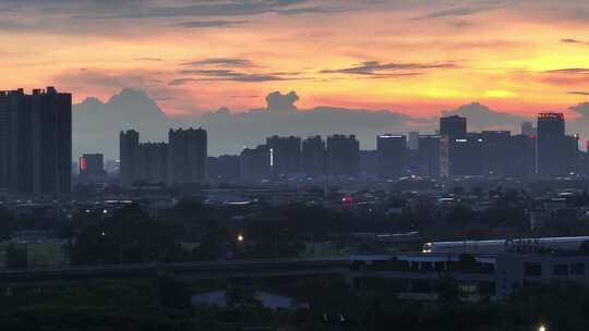 广东省佛山市顺德区穿梭在夕阳中的地铁