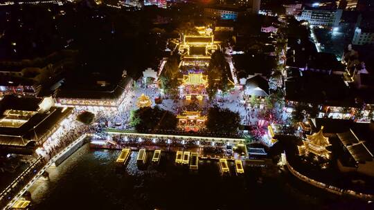 中国江苏南京秦淮河上穿梭的游船夜景航拍