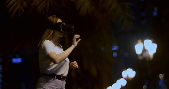 女人戴眼镜体验虚拟现实模拟