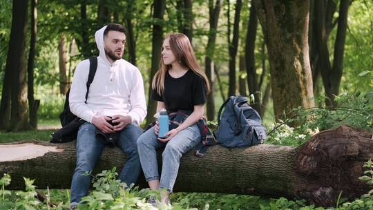 情侣坐在木头上聊天