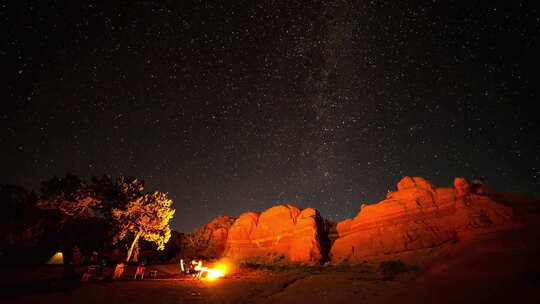 沙漠夜间露营地