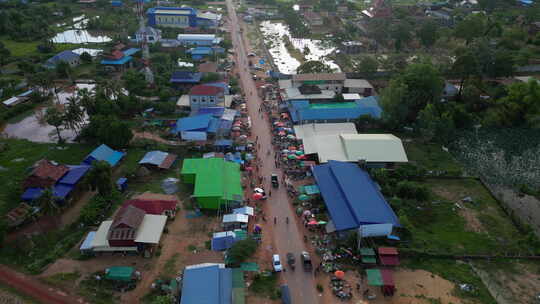 夕阳西下，暹粒南部繁忙的柬埔寨街头市场