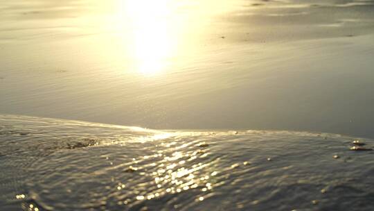 金色沙滩阳光海水潮水浪花海滩唯美海边夕阳