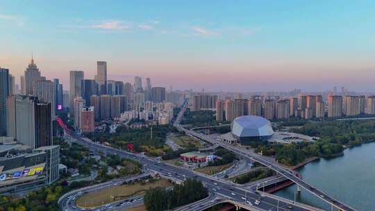 沈阳浑河岸边的商业中心区及城市建筑