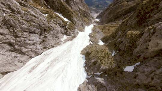 冰河从山上流下来