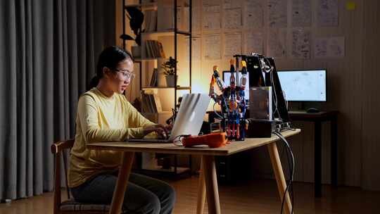 青少年亚洲女孩庆祝成功工作关于一个半机械人手在笔记本电脑上在家里