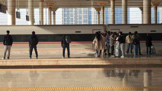 一群在南京南站站台上候车的旅客