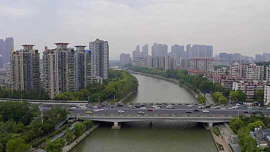 城市河上桥梁及两岸建筑全景