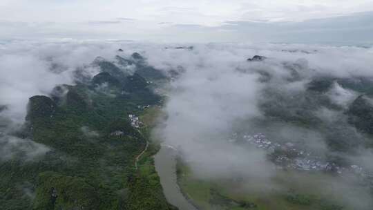 云海中的山间村庄和河流全景