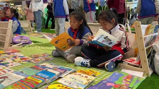 读书节济南小学生参与书本市集高清在线视频素材下载