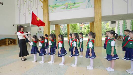 小学生敬礼 排队 观察植物 生物课 课外活动