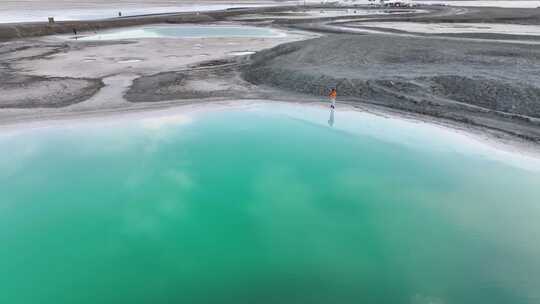 青海海西大柴旦翡翠湖碧水人物航拍视频