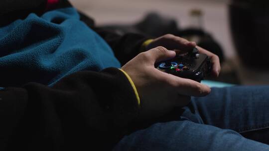 男人玩电子游戏的侧面特写视频素材模板下载