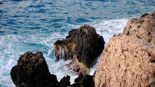 海浪或海浪撞击岩石视频素材模板下载