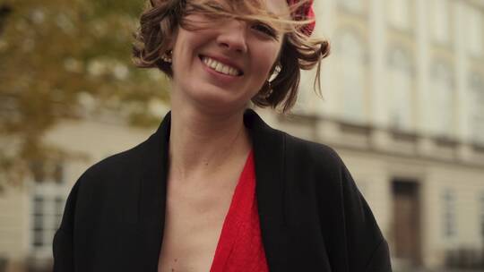 女模特戴贝雷帽在摆姿势拍照视频素材模板下载