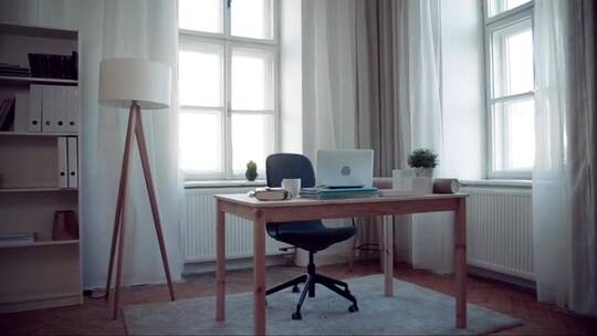 带办公桌和笔记本电脑的家庭办公室内部。慢动作。 (2)视频素材模板下载