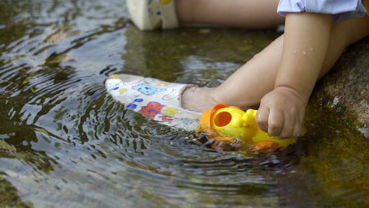 儿童玩水小黄鸭