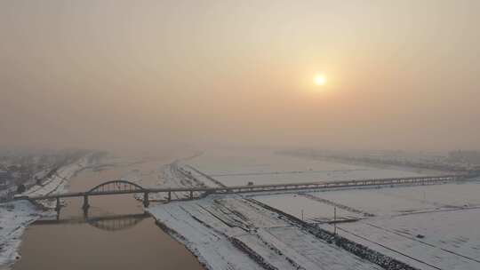 冬天雪后夕阳下的河流和桥梁