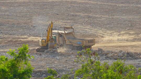 工地挖掘机挖土装车延时