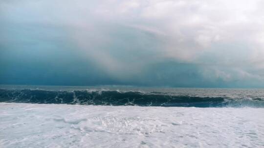 海浪汹涌的海浪慢镜头特写