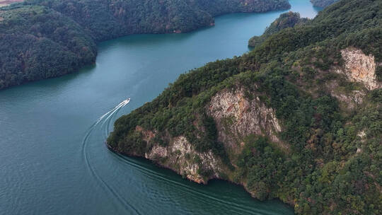 绿水青山之间水上旅游快艇疾驰