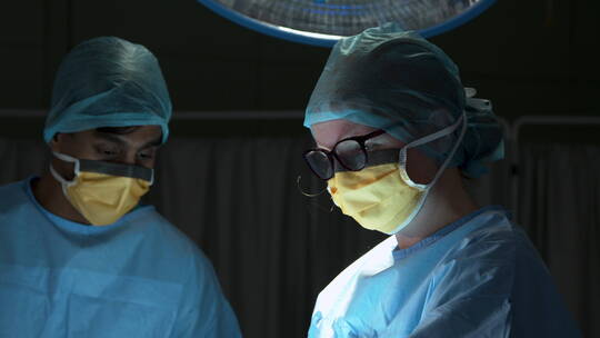 外科医生低头认真做手术视频素材模板下载