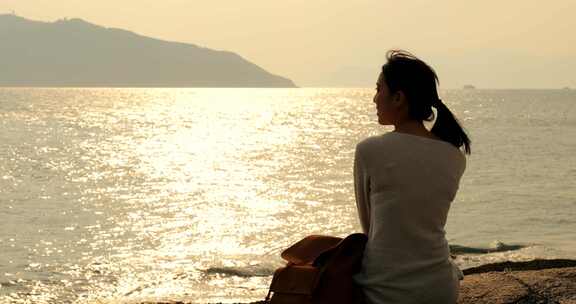 女人在日落下看大海