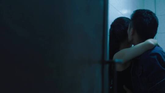 情侣在浴室里激情接吻视频素材模板下载