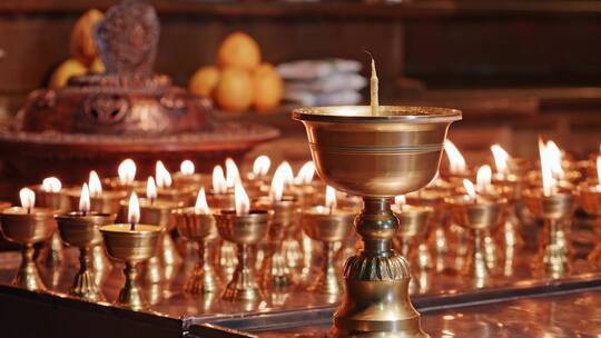 寺庙大殿内供桌上点的蜡烛和祭品视频素材模板下载