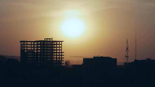 夕阳照在正在建造的建筑物上